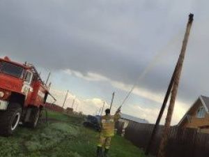 В Якутске молния ударила в столб — огонь потушили