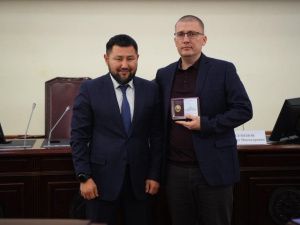 В Якутске сегодня прошло торжественное мероприятие, посвящённое Дню работников дорожного хозяйства и Дню работников автомобильного и городского пассажирского транспорта