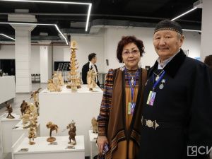 Мастер резьбы по дереву из Горного района представил героев Олонхо на фестивале NeoOlonkho в Якутске
