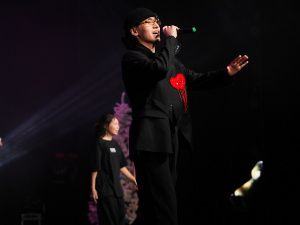 Евгений Григорьев вручил стипендии 100 лучшим школьникам на Елке главы Якутска