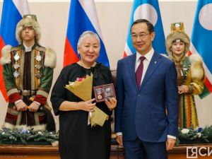 Айсен Николаев вручил якутянам государственные награды в преддверии Нового года