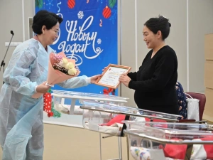 В Перинатальном центре Якутска состоялась торжественная выписка первых  новорожденных в Год семьи в России и в Год детства в Якутии