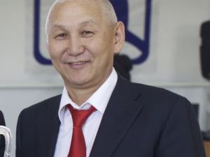 Видеофакт: Депутат Ил Тумэн Михаил Эверстов раздал спорсменам-победителям по 5 тысяч рублей