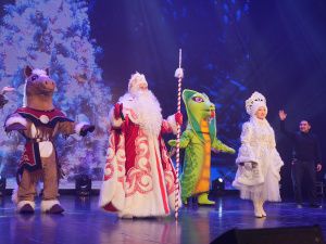 Евгений Григорьев вручил стипендии 100 лучшим школьникам на Елке главы Якутска