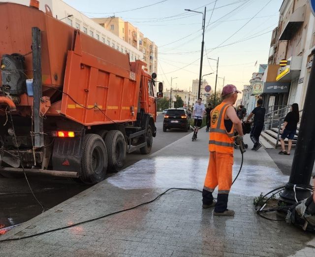 Тротуары на проспекте Ленина промывают с использованием шампуня