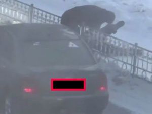 В Якутске двое водителей устроили драку на дороге