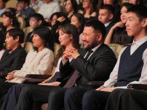 Евгений Григорьев вручил стипендии 100 лучшим школьникам на Елке главы Якутска