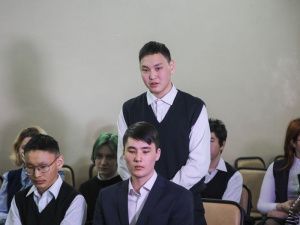 Сардана Авксентьева и Владимир Федоров провели открытые уроки в школах Якутска