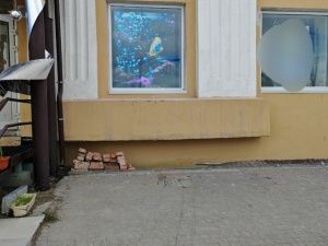 В Якутске демонтировали самовольный арт-объект в виде врезавшегося автомобиля