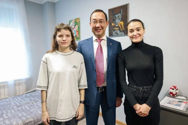 Айсен Николаев навестил подопечных Айту и Настю в рамках проекта наставничества