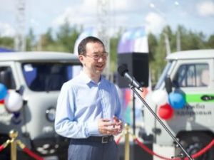 Айсен Николаев вручил ключи от новых автомобилей скорой помощи