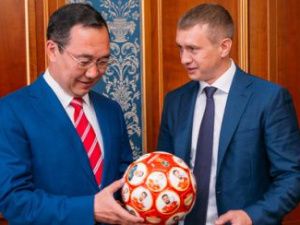 Представители футбольного союза подарили Айсену Николаеву мяч с автографами игроков сборной страны