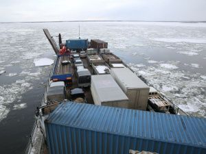 Число паромов сокращают на переправе Якутск-Нижний Бестях в Якутии