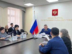 Прокурор Якутии Сергей Дябкин усадил перед собой двух чиновников