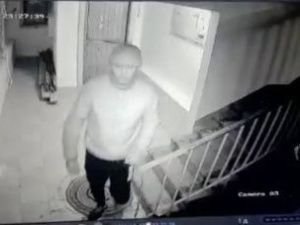 В Якутске неизвестный похитил камеру видеонаблюдения. Его действия попали на эту же камеру