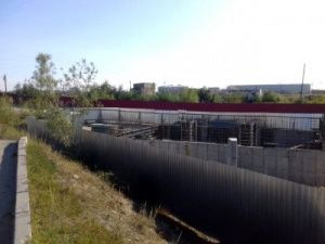 «Невзирая на жильцов и мэрию»: в Якутске фирма депутата строит заправку вплотную к жилому дому