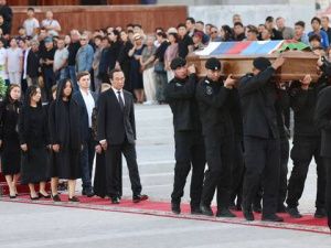 В Якутске завершилась церемония прощания с первым Президентом Якутии Михаилом Николаевым