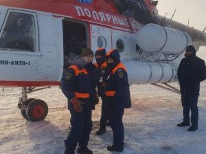 Группа спасателей вылетела на поиски трех мужчин, провалившихся под лед в Оймяконском районе Якутии