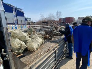 Жители Якутска вышли на традиционный общегородской субботник