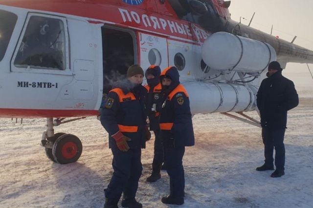 Группа спасателей вылетела на поиски трех мужчин, провалившихся под лед в Оймяконском районе Якутии
