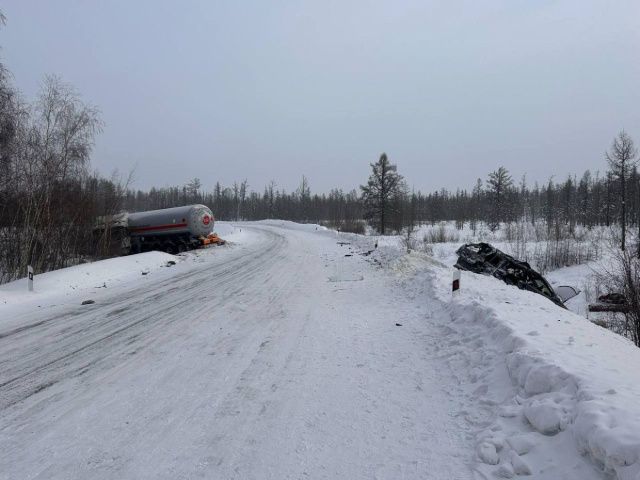 В Якутии 35-летний водитель иномарки врезался в грузовик с цистерной и погиб на месте