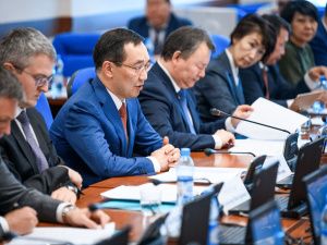 Айсен Николаев и Константин Цицин обсудили реализацию второго этапа программы по переселению граждан из аварийного жилья