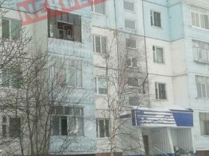 В Нерюнгри взрывной волной выбило стекла на окнах многоэтажки 