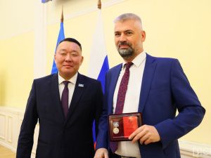 Работников жилищно-коммунального хозяйства и энергетики наградили в Якутии