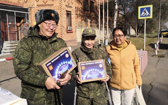 Участники СВО из Якутии получили подарочные наборы ко Дню народного единства