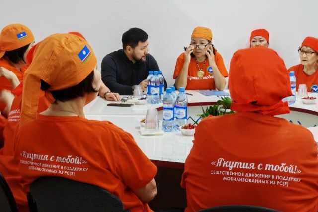 Мэр Якутска провел встречу с общественницами из движения в поддержку мобилизованных