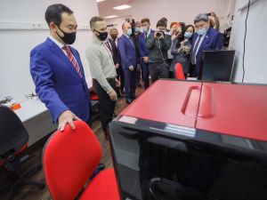 В общеобразовательной школе Айхала установлена памятная доска основателю посёлка