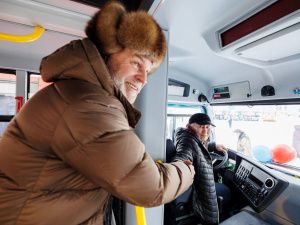 Кирилл Бычков вручил главам районов Якутии ключи от новых автобусов