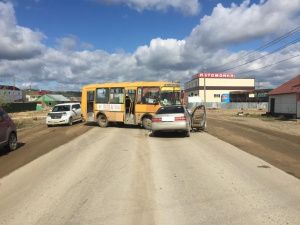 В Якутске пьяный водитель протаранил автобус