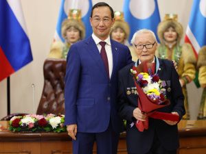 Айсен Николаев вручил 35 якутянам государственные награды