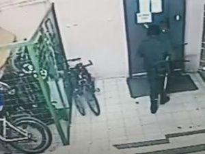 Мужчина украл скамейку из подъезда и продал за 100 рублей