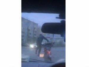Видеофакт: в Якутске ночной трюк мотоциклиста обернулся фиаско