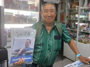 Подписчики газеты «Кыым» получают книги «Суруллубут суоруллубат»