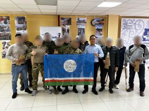 Флаг с автографами участников СВО передали в музейный фонд исторического парка в Якутске