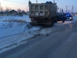 В Якутске самосвал столкнулся с легковой машиной. Пострадали дед с внуком