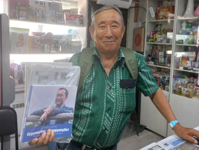 Подписчики газеты «Кыым» получают книги «Суруллубут суоруллубат»