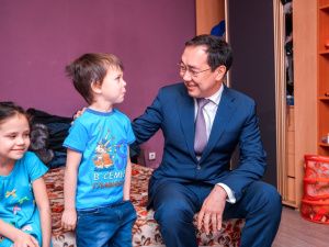 Айсен Николаев пообщался с енотом…и многодетной семьей!