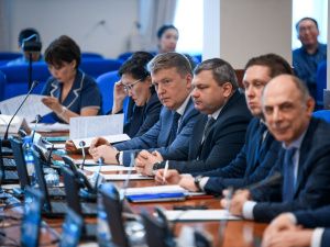 Айсен Николаев и Константин Цицин обсудили реализацию второго этапа программы по переселению граждан из аварийного жилья