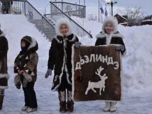 Фото: шествие в национальных костюмах в Оленекском районе в День оленевода