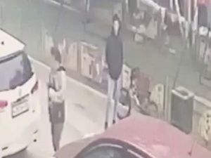 Два молодых человека украли 100 тысяч рублей у мужчины, который уснул у входа своего дома в Якутске