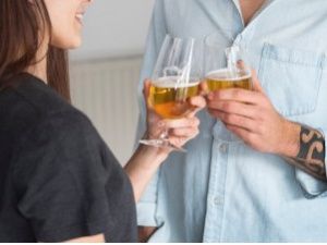 В Якутске мужчина пригласил знакомую в гостиничный номер и пожалел об этом