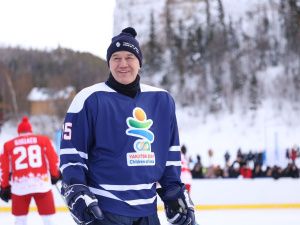 Зрелищной ничьей завершился матч звёзд мирового хоккея с якутской командой у Ленских столбов