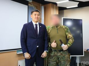 В Якутске состоялось традиционное вручение национальных ножей бойцам специальной военной операции