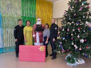 «Дед Мороз спецназначения» Росгвардии порадовал воспитанников адаптивной школы-интерната Якутска