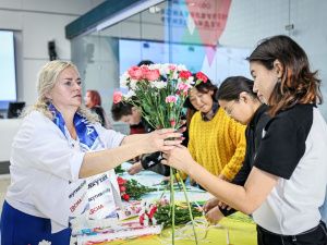 В Якутске прошел мастер-класс «Букет для мамы» в честь Дня матери в республике