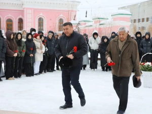 В Якутии возложили цветы к памятнику выдающемуся государственному деятелю республики Илье Винокурову